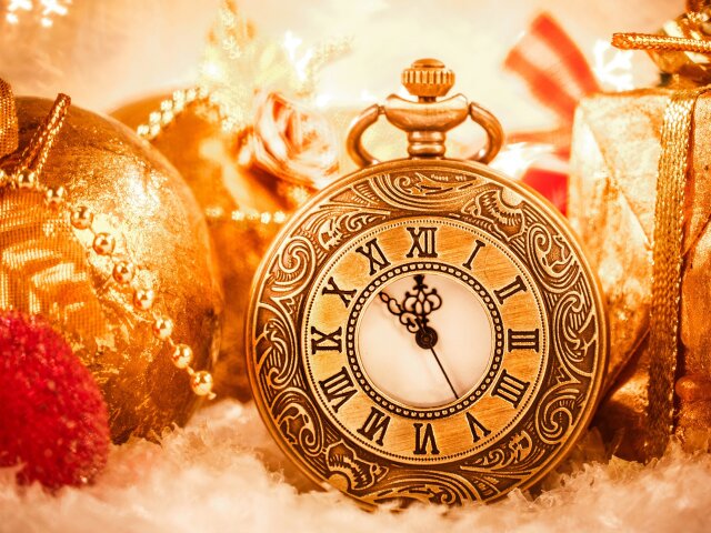 Christmas-decoration-clock-balls-New-Year_2560x1920_wallpaper