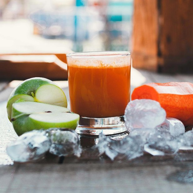 Морковно-яблочный фреш по праву можно считать одним из самых полезных напитков