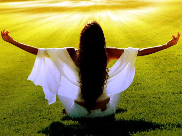 dreamstime_xl_woman_meditating_in_field_solar_beams_13961069_opti