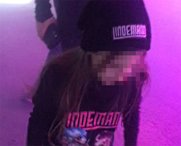 Старшая дочь певицы в футболке и шапке с надписью Lindemann