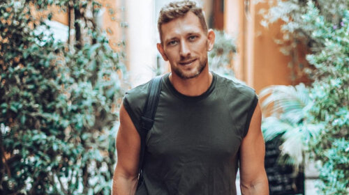 Учасник "Холостячки" Андрій Хветкевич уперше показав нареченого-колумбійця: гаряче фото у тісних плавках