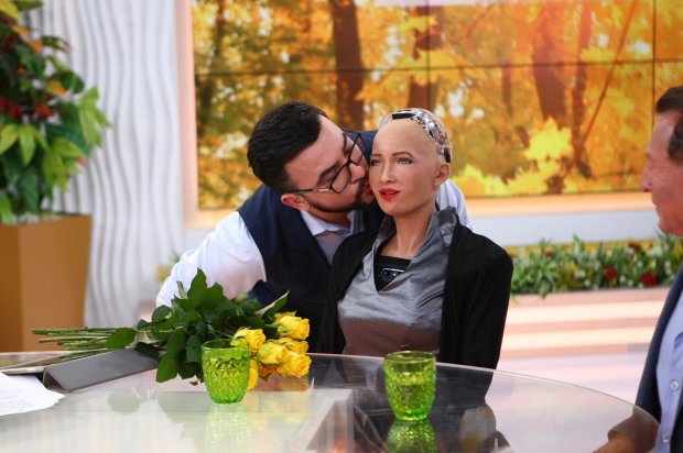 Руслан целует робота Софию