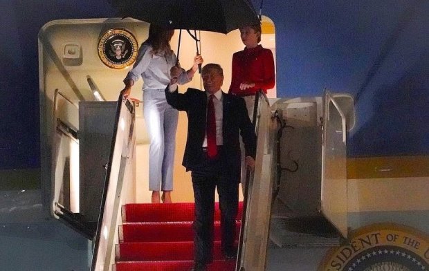 Дональд і Меланія Трамп разом з сином прибутку в Палм-Біч