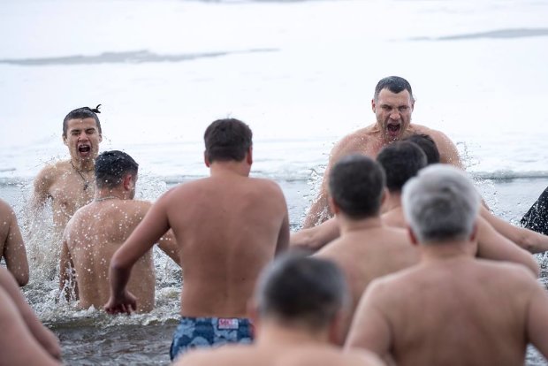 Віталій Кличко і держслужбовці пірнули в Водохресну воду