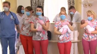 Дождались: в Киеве родители-иностранцы встретились со своими малышами, рожденными от суррогатных матерей