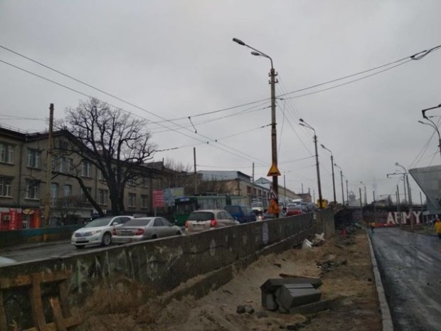 Движение по Шулявскому мосту пока не остановлено