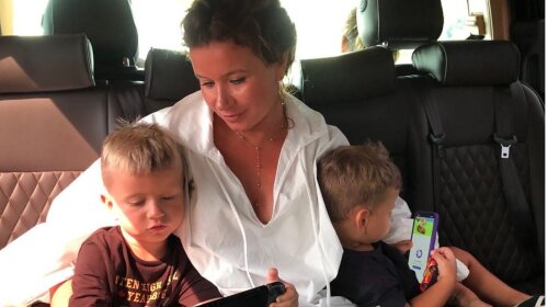Жена Монатика умилила Сеть  видео с сыновьями: один – спортивный, второй – артистичный, как папа