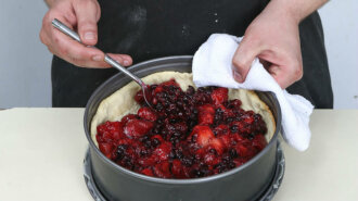 Быстрый песочный пирог со свежими ягодами – мало теста, много начинки
