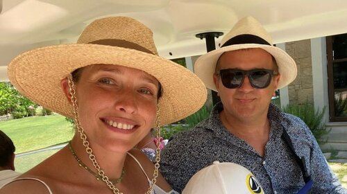 В модном сарафане, стильной шляпе и очках: Катя Осадчая показала, как проводит отпуск с Юрием Горбуновым и детьми (фото)