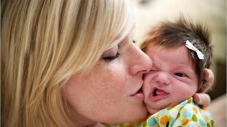 10 фото малышей, которые очень смешно реагируют на поцелуи