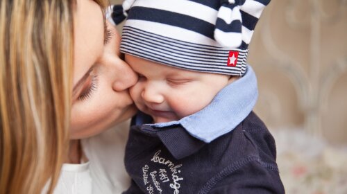 baby-baby-with-mom-mother-kiss-tenderness-67663(3)