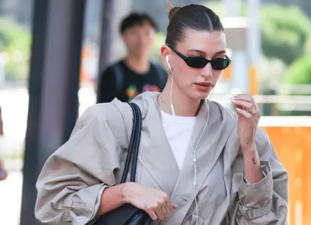 Хейли Бибер, проводные наушники, фото из соцсетей