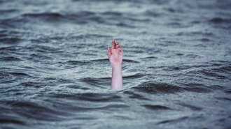 В Херсонской области 3-летняя девочка выпала с матраса в море и утонула - подробности трагедии