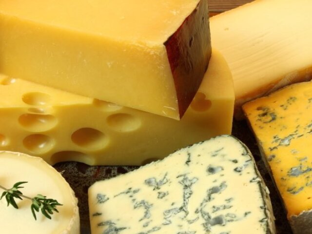 Візьміть запальничку на ринок: як відрізнити натуральний сир від підробки – простий лайфхак