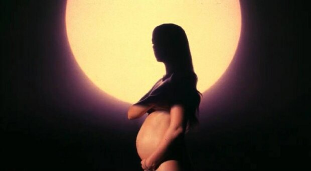Певица Нюша беременна во второй раз: засветила огромный живот
