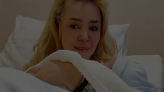 Аліна Гросу з новонародженим сином, кадр з відео