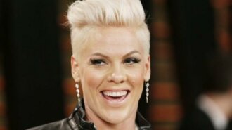 Постаревшая Pink появилась на премии People’s Choice Awards с детьми и мужем