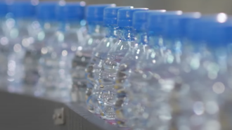 Вода в пляшках. Фото: скріншот YouTube