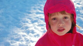 40 минут простояла на морозе: 5-летнюю девочку высадили в лесополосе — спасла соседка-школьница