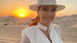 В блузе с глубоким декольте и  белоснежной шляпе: Катя Осадчая покорила пустыню в Абу-Даби