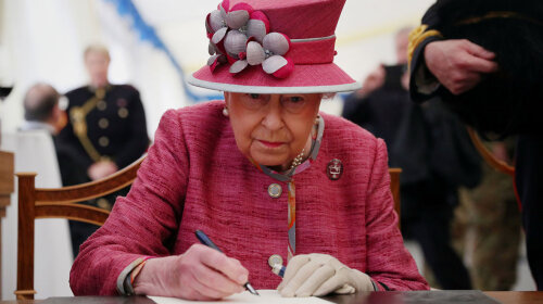 Кейт Миддлтон осталась в стороне: Елизавета II лично проверит многомиллионный контракт Меган Маркл и принца Гарри