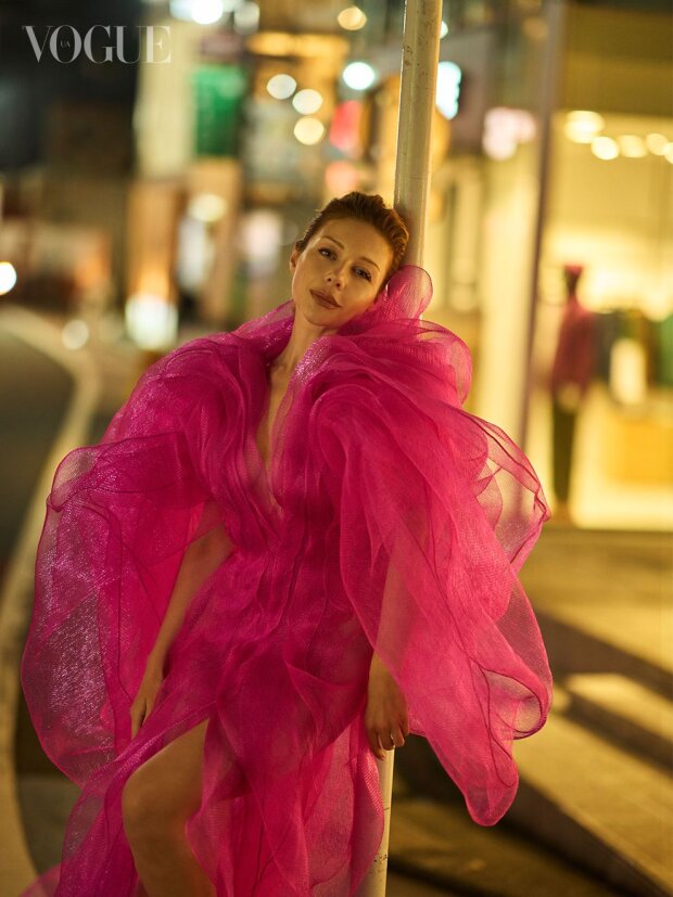 Тина Кароль засветила пышный бюст в полупрозрачном платье на страницах VOGUE. Япония