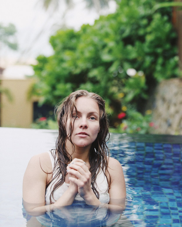 Алена Шоптенко: фотосессия в басейне