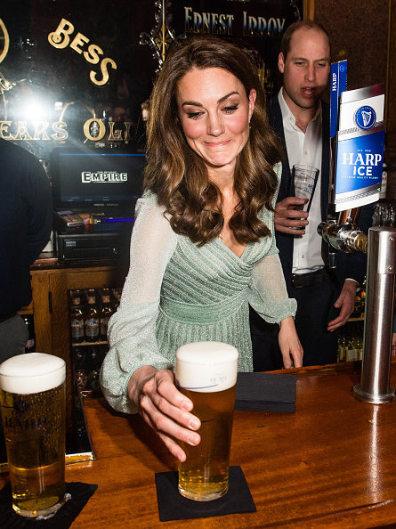 Кейт и Уильям разливают пиво в ирландском пабе