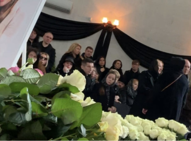 Дочь Юлии Началовой Вера Алдонина на похоронах