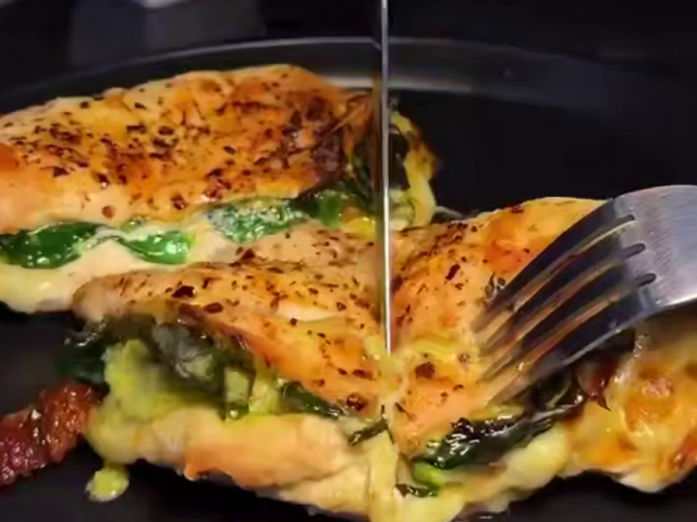 Куриная грудка с соусом песто и моцареллой, кадр из видео