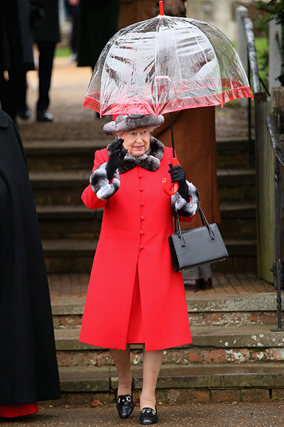 Королева Елизавета II в пальто с меховой отделкой