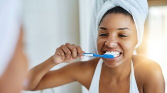 Справа не в карієсі: відомий стоматолог пояснив, навіщо чистити зуби