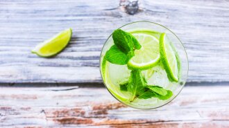 Неймовірно корисно: лікарі назвали ТОП-10 причин почати пити воду з лимоном