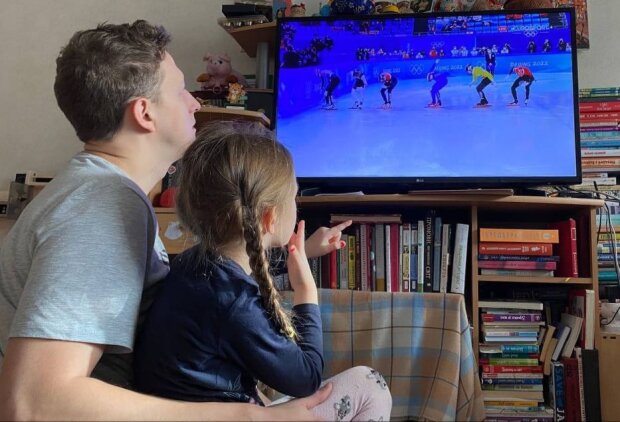 Святослав Гринчук з донькою дивиться Олімпіаду