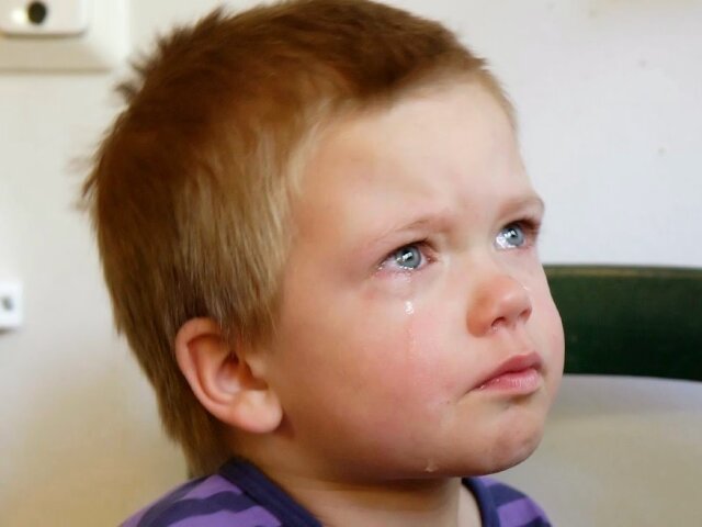 мальчик плачет