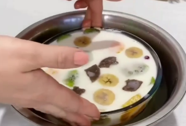 Молочный десерт с фруктами, кадр с видео