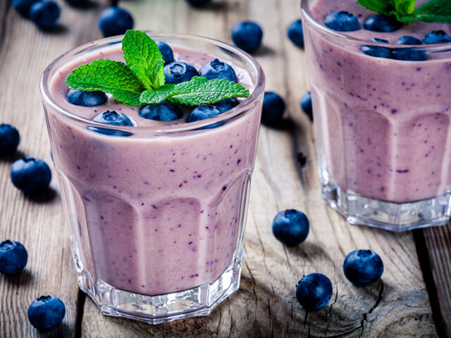 Cocktail_Blueberries_Wood_planks_Highball_glass_518234_1280x853-11