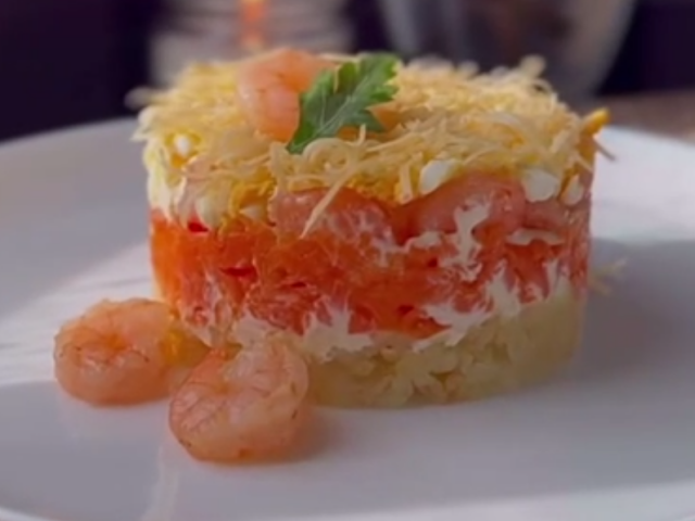 Мимоза с креветками, кадр из видео