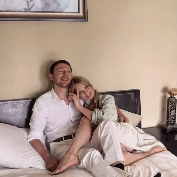 Оля Фреймут показала фото з чоловіком ліжку