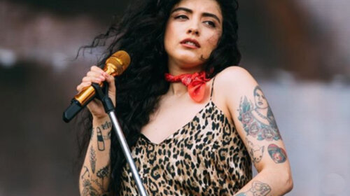 Известная певица показала обнаженную грудь в знак протеста (ФОТО)