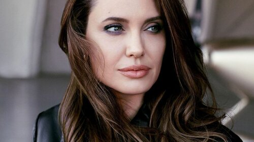 В черном пальто и платье с кружевами: похорошевшая Анджелина Джоли прогулялась по Парижу