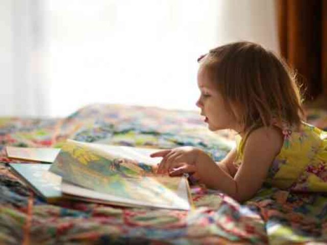xlittle-girl-reading-feature-565×376.jpg.pagespeed.ic.2AQRYktaBs