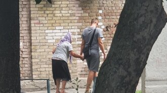 Просит купить мороженое и прокатить на такси: в Киеве орудует хитрая бабушка-аферистка (ВИДЕО)