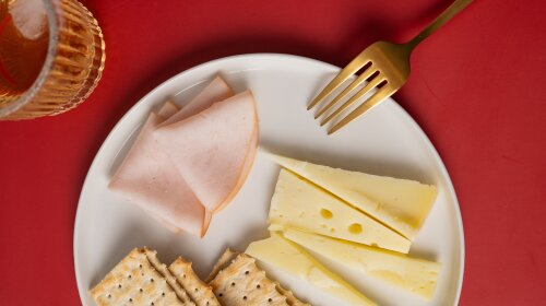 Не выбрасывай остатки: вот несколько идей, что приготовить из разных сортов сыра