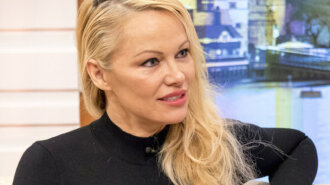 Не прошло двух недель: 52-летняя Памела Андерсон развелась с пятым мужем через 12 дней после брака