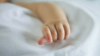 Младенец был найден мертвым под дверью собственной квартиры
