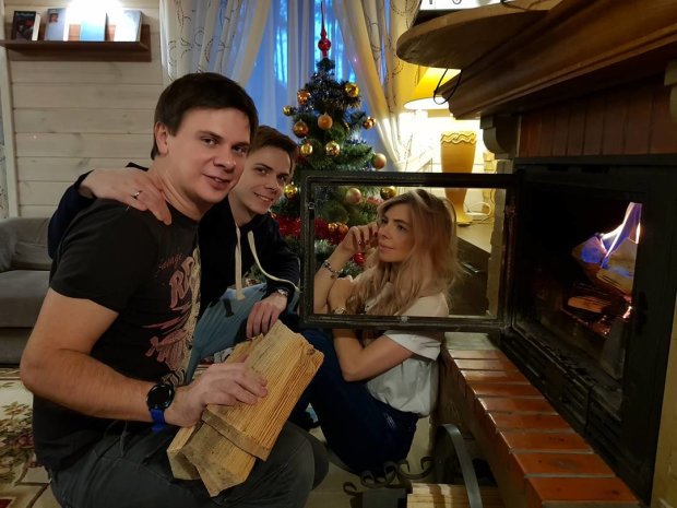 Рождественское фото Дмитрия Комарова с братом и сестрой