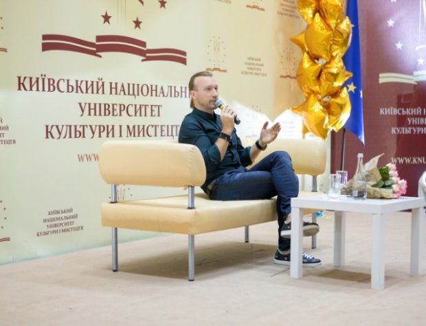 Олег Винник проводит свою первую лекцию