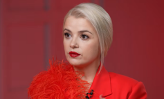 Міка Ньютон, кадр з інтерв'ю