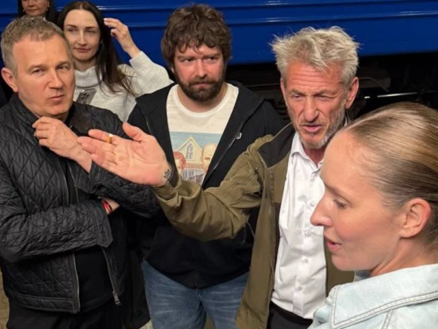 Юра Горбунов и Шон Пенн на вокзале. фото из соцсетей